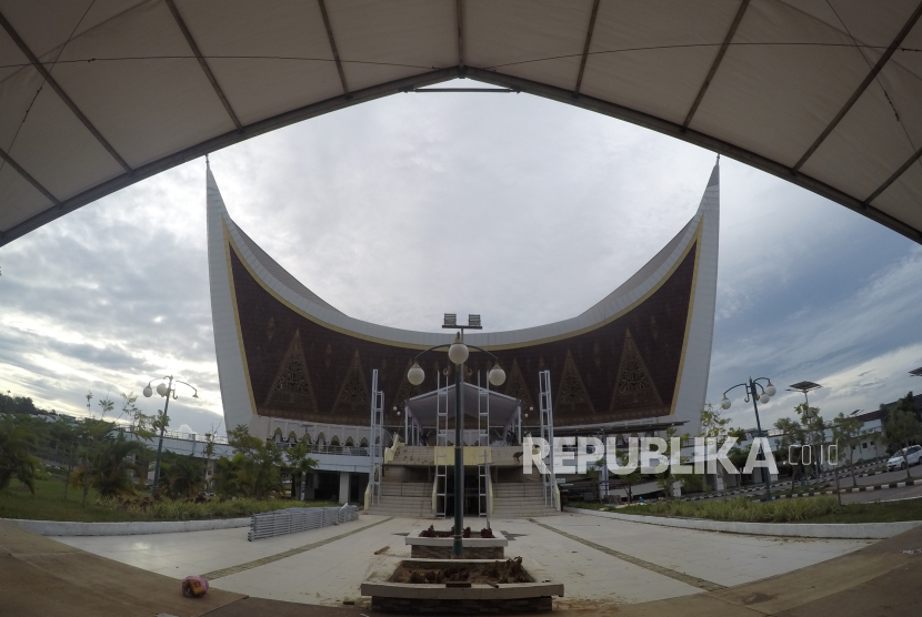  MTQ secara resmi akan dibuka Presiden Joko Widodo melalui virtual. Pekerja memasang panggung di Masjid Raya Sumbar yang merupakan venue utama Perhelatan Musabaqah Tilawatil Quran (MTQ) tingkat Nasional ke-28 di Padang, Sumatera Barat, Kamis (5/11/2020). Perhelatan MTQ Nasional ke-28 akan dibuka pada 14 November 2020 dan diikuti 1.500- an kafilah itu akan menggunakan 12 venue di Kota Padang. 