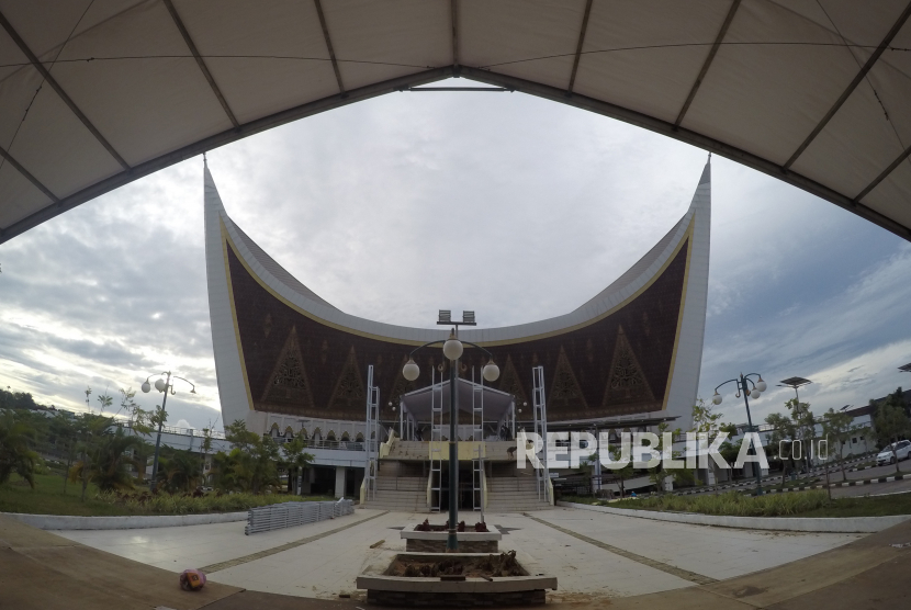 Ketua Majelis Hakim MTQ Meninggal, Ini Hasil Tes Swabnya. Foto ilustrasi: Pekerja memasang panggung di Masjid Raya Sumbar yang merupakan venue utama Perhelatan Musabaqah Tilawatil Quran (MTQ) tingkat Nasional ke-28 di Padang, Sumatera Barat, Kamis (5/11/2020). Perhelatan MTQ Nasional ke-28 akan dibuka pada 14 November 2020 dan diikuti 1.500- an kafilah itu akan menggunakan 12 venue di Kota Padang. 