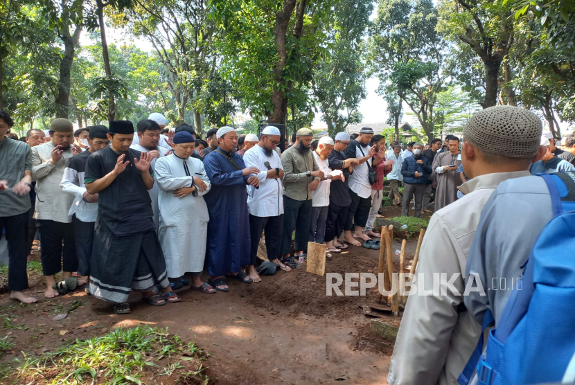 Para pelayat sholat jenazah di depan makam ustaz Yazid bin Abdul Qadir Jawas di Makam Los Empang, Kecamatan Bogor Selatan, Kota Bogor, Jumat (12/7/2024). 