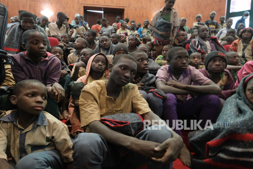  Siswa yang dibebaskan duduk bersama di Government House dengan siswa lain dari sekolah Menengah Sains Pemerintah, di Kankara, Negara Bagian Katsina, Nigeria. Para siswa dibebaskan penculik setelah uang tebusan dibayarkan. Ilustrasi. 