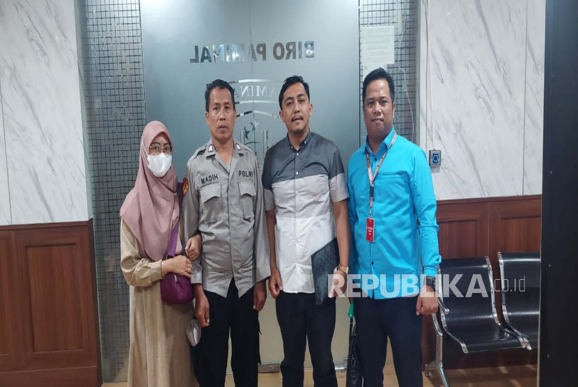 Bripka Madih ditemani dua kuasa hukumnya setelah melakukan pemeriksaan Divisi Profesi dan Pengamanan (Div Propam) Polri, Jakarta Selatan, Senin (27/3/2023). 