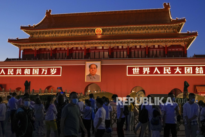  Pengunjung melakukan tur di depan Gerbang Tiananmen pada malam peringatan 4 Juni di Beijing, Kamis, 3 Juni 2021. Para pemimpin Partai Komunis telah memenjarakan atau mendorong para aktivis ke pengasingan dan sebagian besar berhasil memastikan orang-orang muda tahu sedikit tentang 4 Juni 1989 , tindakan keras mematikan terhadap gerakan pro-demokrasi. 