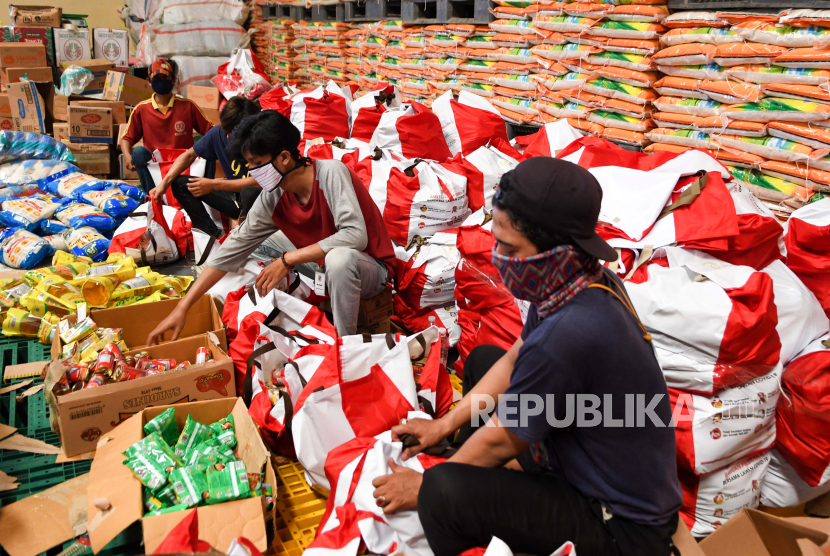 Pekerja mengemas paket bantuan sosial (bansos) di Gudang Food Station Cipinang, Jakarta, Rabu (22/4). Petugas RT/RW diminta mengawal bansos agar bantuan tepat sasaran.