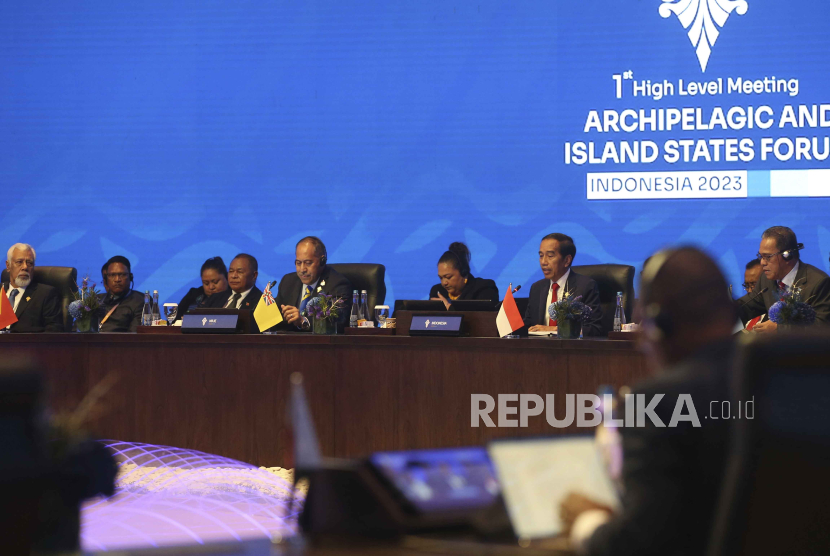 Indonesia President Joko Widodo, second from right, delivers his speech during the first high level meeting of the Archipelagic and Island States Forum (AIS Forum) in Bali, Indonesia on Wednesday, Oct. 11, 2023. Bali island is holding the AIS Forum, attended by 51 island and archipelagic countries and international organizations. 