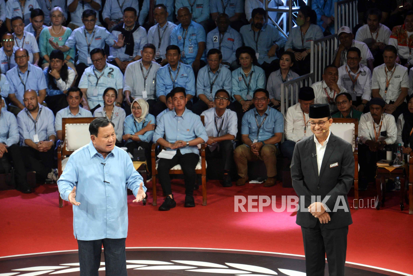 Capres nomor urut 2 Prabowo Subianto berbicara saat menyampaikan visi misi saat debat perdana Calon Presiden dan Calon Wakil Presiden di Halaman gedung Komisi Pemilihan Umum (KPU), Jakarta, Selasa (12/12/2023). Debat capres perdana mengangkat tema Hukum, HAM, Pemerintahan, Pemberantasan Korupsi, Penguatan Demokrasi, kerukunan masyarakat, dan pelayanan publik.  Debat tersebut berlangsung selama 120 menit yang terdiri dari 6 segmen dan 18 pertanyaan yang dipandu oleh moderator Ardianto Wijaya dan Valerina Daniel.