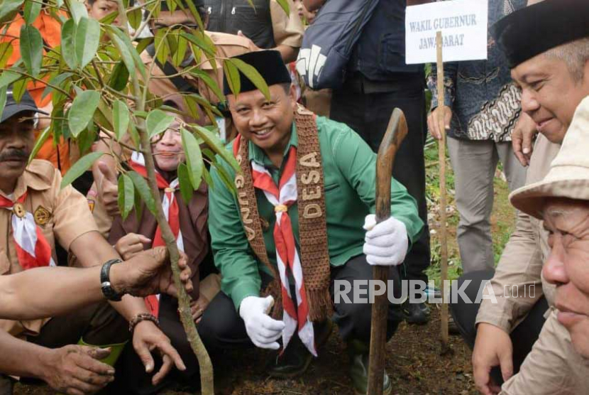 Wakil Gubernur (Wagub) Jawa Barat (Jabar) Uu Ruzhanul Ulum menanam bibit pohon di wilayah Kampung Pramuka Kubungsari, Kecamatan Salopa, Kabupaten Tasikmalaya, Jabar, Sabtu (17/6/2023).