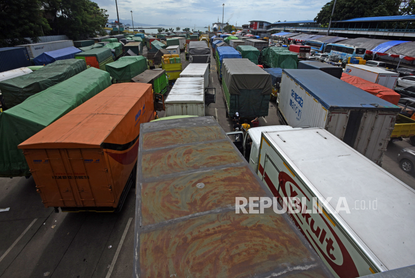 Ratusan truk dan kendaraan pengangkut barang lainnya yang akan menyeberang ke Pulau Sumatra antre di Dermaga V Pelabuhan Merak, Kota Cilegon, Provinsi Banten, Selasa (26/4/2022).