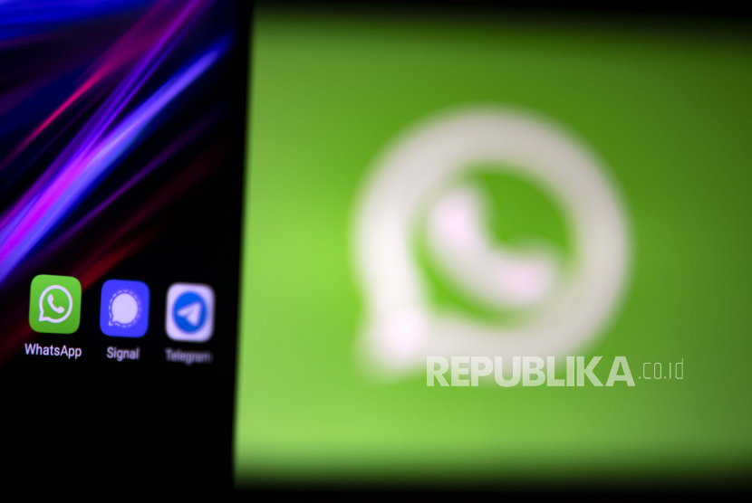  Sebuah ilustrasi foto menunjukkan logo aplikasi pesan media sosial Whatsapp (kiri dan kanan), signal dan telegram.