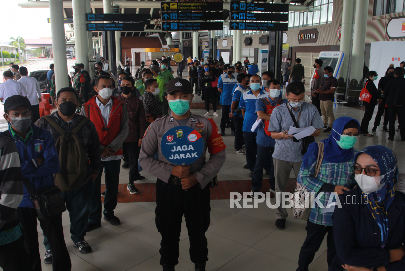 Pekerja bandara mengantre untuk mengikuti vaksinasi COVID-19 secara massal di Bandara Soekarno Hatta, Tangerang, Banten, Rabu (24/3/2021). Pemberian vaksinasi ini rencananya akan diberikan kepada 25.000 orang pekerja bandara untuk penanganan pandemi COVID-19 terutama jelang pelaksanaan mudik Idul Fitri 2021. 