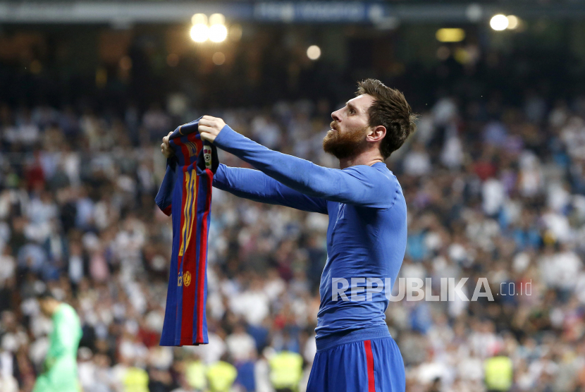 Striker FC Barcelona dari Argentina Lionel Messi merayakan kemenangan 3-2 melawan Real Madrid dalam pertandingan putaran ke-33 Divisi Primera Liga antara Real Madrid dan FC Barcelona di stadion Santiago Bernabeu di Madrid, Spanyol, 23 April 2017.