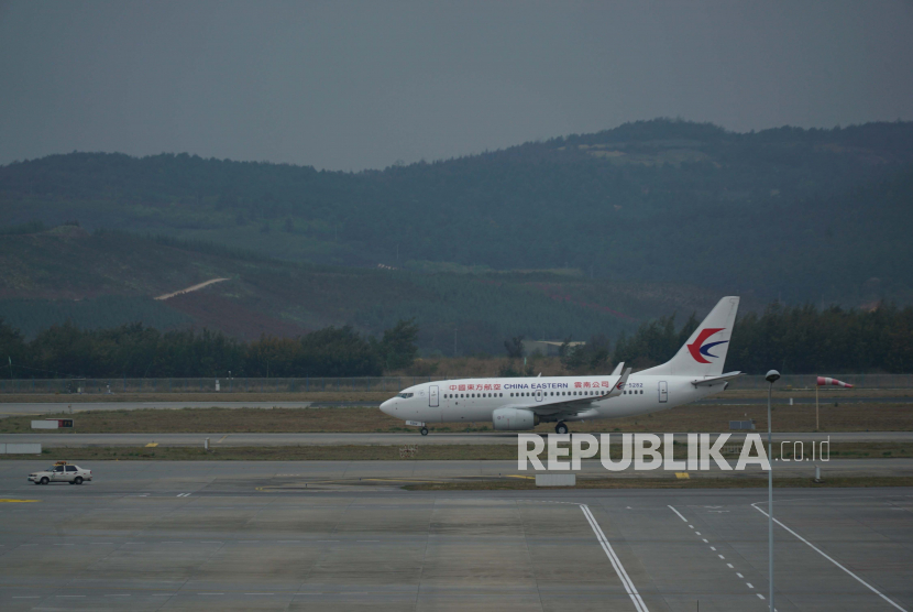 Sebuah taksi pesawat China Eastern Airlines di landasan pacu di Bandara Internasional Kunming Changshui, Selasa, 22 Maret 2022, di Kunming, di provinsi Yunnan, China barat daya. Maskapai China Eastern mulai menggunakan lagi pesawat Boeing 737-800