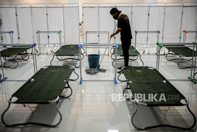 Petugas membersihkan  ruang isolasi pasien Covid-19 di Gelanggang Olahraga Remaja Matraman, Jakarta Timur, Rabu (14/7). Gor Matraman akan dijadikan tempat isolasi pasien Covid-19 dengan status Orang Tanpa Gejala (OTG) dengan daya tampung sebanyak 50 orang. Republika/Thoudy Badai