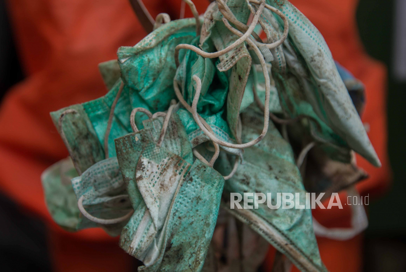 Petugas Dinas Lingkungan Hidup Jakarta TImur memilah sampah medis di TPS Dipo PLN Cililitan, Jakarta, Jumat (27/11). Menurut Dirjen Pengelolaan Sampah, Limbah dan B3 (PSLB3) Kementerian Lingkungan Hidup  volume limbah medis mengalami kenaikan per bulan Oktober 2020 mencapai 30-50 persen atau 1.662,75 ton. Republika/Thoudy Badai