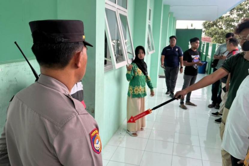 Polisi selidiki peluru nyasar lukai pelajar madrasah di Lumajang.