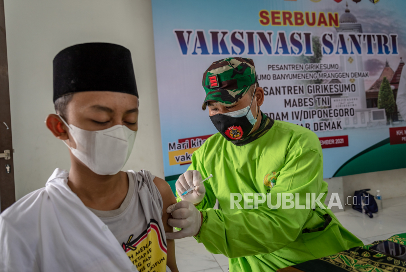 Prajurit kesehatan TNI menyuntikkan vaksin Sinovac kepada santri (ilustrasi).