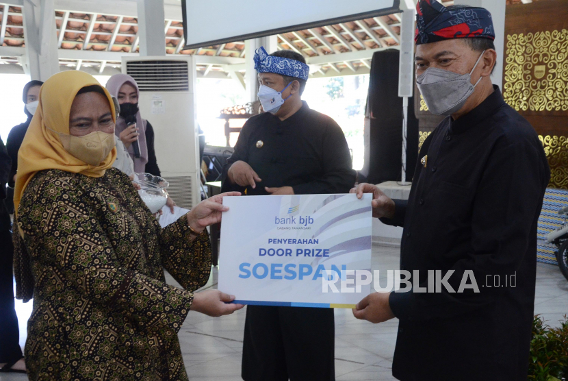 Wali Kota Bandung Oded M Danial menyerahkan doorprize dari Bank BJB saat Pelepasan PNS Purna Bhakti di Lingkungan Pemerintahan Kota Bandung di Pendopo, Kota Bandung, Kamis (30/9). Acara tersebut merupakan bentuk apresiasi dan penghargaan atas kerja sama dan kontribusi para ASN Purna Bhakti yang telah membantu pembangunan di Kota Bandung.