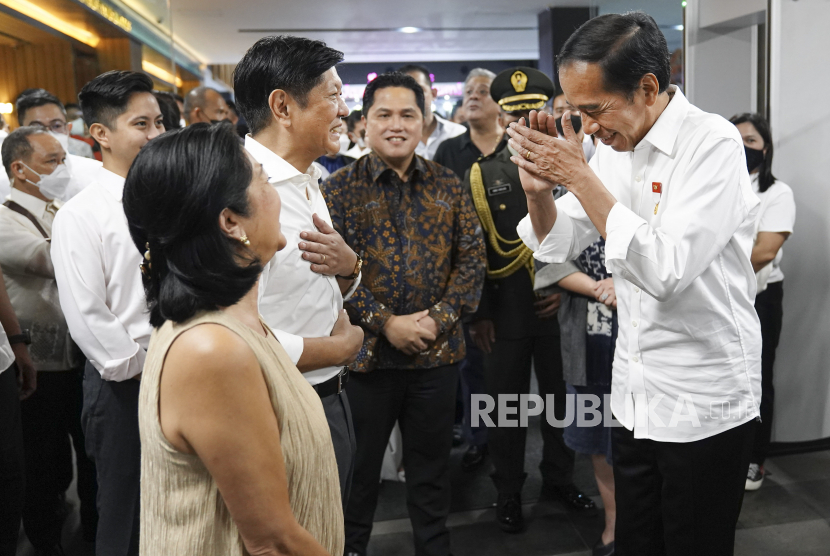 Presiden Joko Widodo (kanan) memberi salam kepada Presiden Filipina Ferdinand Romualdez Marcos Jr (kedua kiri) dan Ibu Negara Filipina Louise Araneta Marcos (kiri) sebelum meninggalkan Gedung Sarinah, Jakarta, Senin (5/9/2022). 