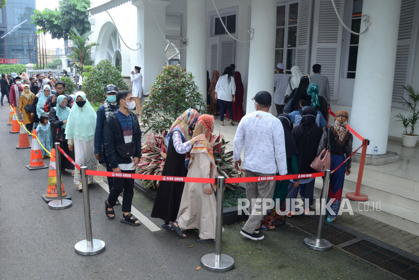 Para pentakziah antre dengan tertib saat acara takziah untuk putra sulung Gubernur Jawa Barat Ridwan Kamil, Emmeril Kahn Mumtadz atau Eril, di rumah dinas Gubernur Jawa Barat Gedung Pakuan, Kota Bandung.