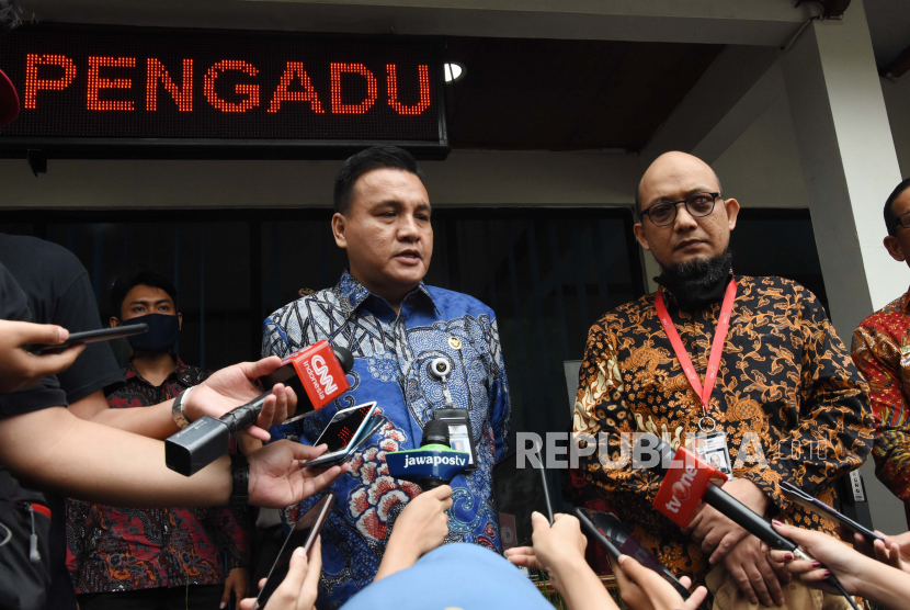Ketua Komisi Kejaksaan Barita Simanjuntak (kiri) menyebut adanya uji materi kewenangan jaksa menyidik perkara korupsi adalah upaya pelemahan Kejaksaan