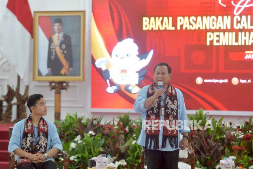 Pasangan capres Prabowo Subianto bersama cawapres Gibran Rakabuming Raka mendaftar di gedung KPU, Menteng, Jakarta Pusat, Rabu (25/10/2023). 