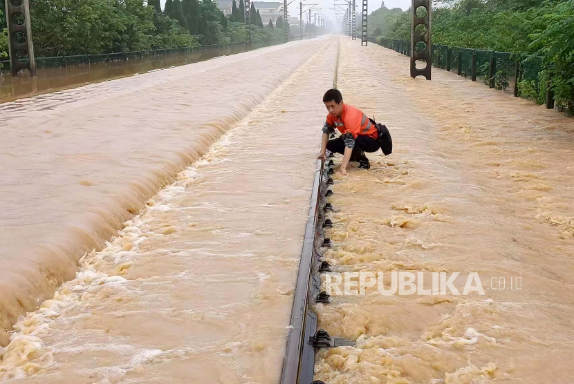 Jalur kereta terendam banjir (ilustrasi). KAI mengeklaim perjalanan kereta api lintas utara Jawa sudah kembali normal.
