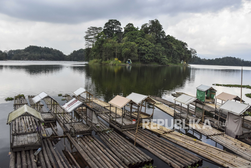 Rakit bambu ditambatkan di Situ Gede Kota Tasikmalaya, Jawa Barat, Kamis (18/8/2022). Pemerintah Provinsi Jawa Barat merealisasikan revitalisasi objek wisata Situ Gede dengan anggaran Rp8 miliar agar lebih menarik dan nyaman dikunjungi wisatawan. 