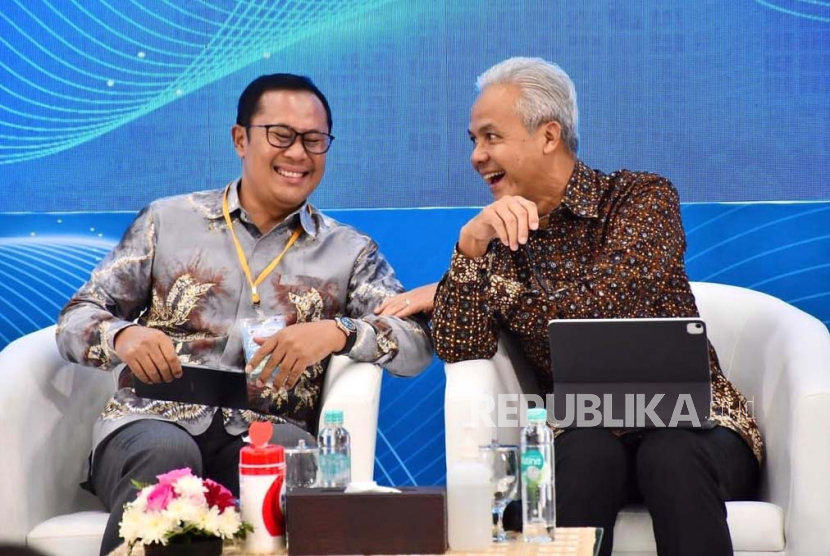 Wali Kota Sukabumi Achmad Fahmi bersama terbaik pertama untuk provinsi Gubernur Jawa Tengah Ganjar Pranowo memberikan materi dalam sharing terkait penghargaan pembangunan daerah (PPD) di Kantor Bappenas, Jakarta, Rabu (14/6/2023).