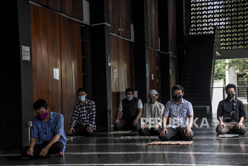 Umat muslim melaksanakan ibadah Shalat Dzuhur di selasar Masjid Salman ITB