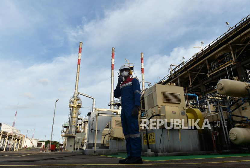 Petugas melakukan pemeriksaaan area kilang yang memproduksi Green Diesel (D100) dan Green Avtur di Kilang PT Kilang Pertamina Internasional RU IV Cilacap, Jateng, Kamis (27/10/2022).