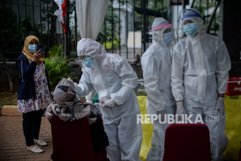 Sejumlah karyawan mengikuti tes PCR di Jakarta, Senin (4/1). Ilustrasi