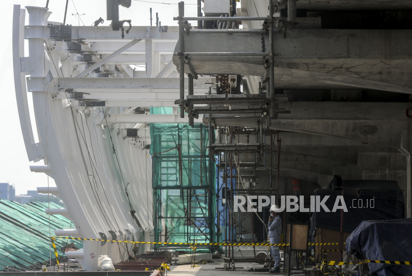 Sejumlah pekerja menyelesaikan pembangunan proyek longspan atau jembatan bentang panjang di kawasan Dukuh Atas, Jakarta. PT Adhi Karya Tbk (ADHI) membukukan pertumbuhan laba bersih pada kuartal I 2022. Berdasarkan laporan keuangan yang dirilis dalam keterbukaan informasi Bursa, ADHI mencetak laba bersih sebesar Rp Rp 8,68 miliar. 
