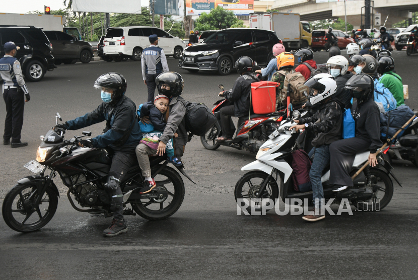 Pemudik bersepeda motor melintas di Kalimalang, Bekasi, Jawa Barat, Kamis (28/4/2022). Pada H-4 Lebaran pemudik sepeda motor mulai banyak yang melintas di Bekasi. 