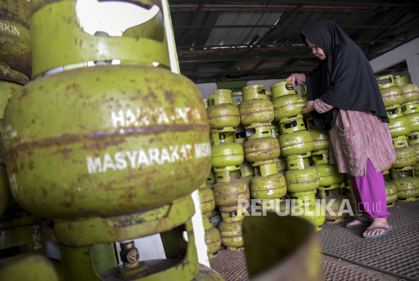 Pekerja menata tabung gas liquefied petroleum gas (LPG) 3 kilogram di salah satu agen LPG 3 kilogram,Kota Bandung, Kamis (19/1/2023).