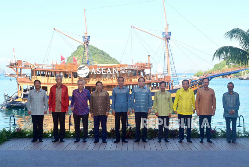 Presiden Jokowi dan para pemimpin negara ASEAN mengenakan baju tenun songke Manggarai di KTT ke-42 ASEAN, Labuan Bajo, Kamis (11/5).