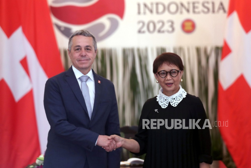Menteri Luar Negeri Swiss Ignazio Cassis dan  Menteri Luar Negeri Indonesia Retno Marsudi.