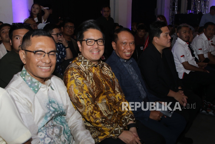 Managing Director Sinar Mas, Saleh Husin dan Ferry Salman (kiri dan kedua dari kiri) saat menghadiri launching jersey Timnas Indonesia di Jakarta. Senin (18/3/2024)