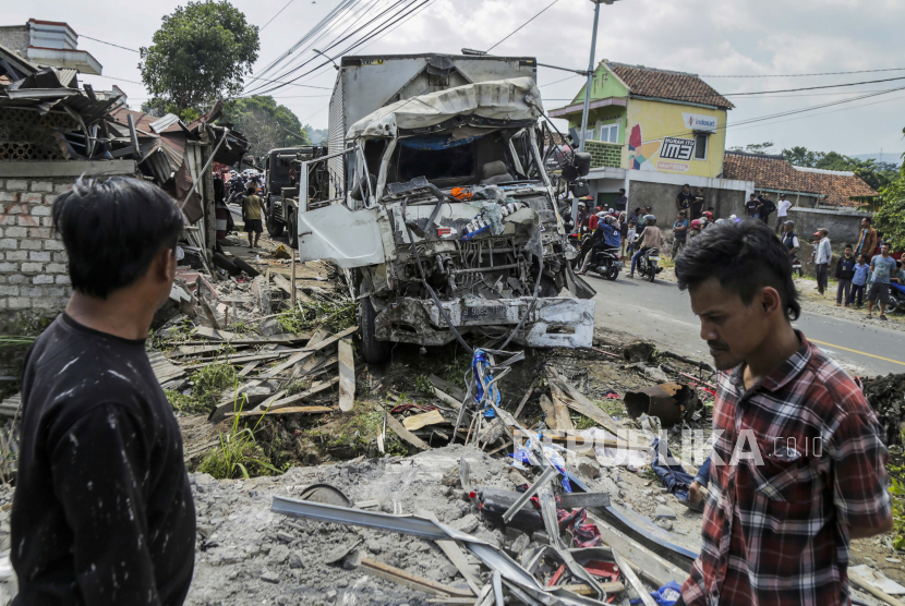 Warga melihat truk tronton yang mengalami kecelakaan di Gekbrong, Kabupaten Cianjur, Jawa Barat, Kamis (21/12/2023). 