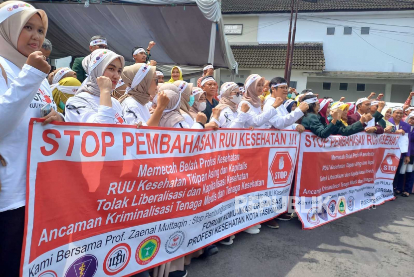 Puluhan nakes melakukan aksi simpatik untuk menolak RUU Kesehatan di Sekretariat IDI Kota Tasikmalaya, Senin (8/5/2023).