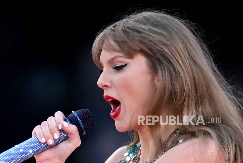 Penyanyi Taylor Swift saat menggelar konser The Eras Tour di Melbourne, Australia, pada Jumat (16/2/2024). Konser Swift mendatangkan keuntungan bagi negara penyelenggaranya.