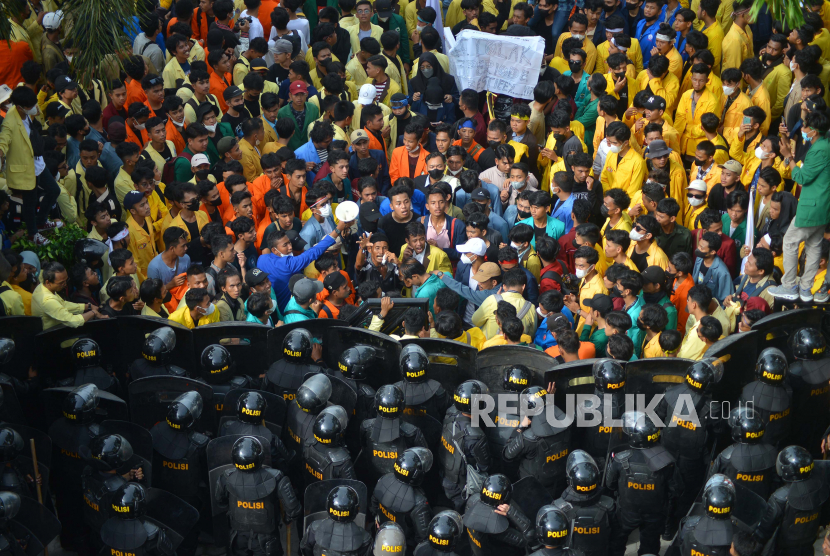 Demo mahasiswa di Gedung DPRD Sumatera Barat, di Padang, Senin (11/4/2022) demo penundaan Pemilu 2024.  