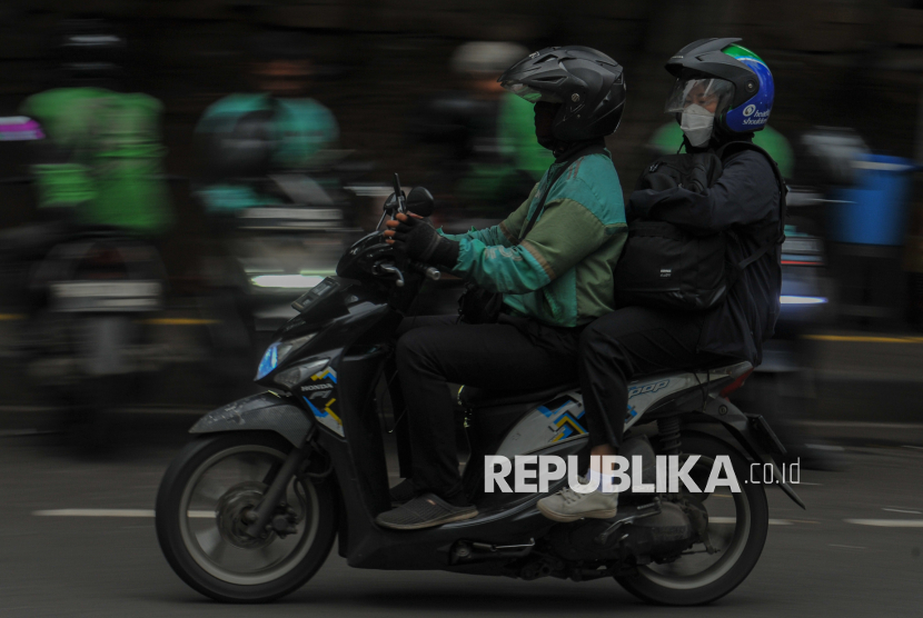 Pengemudi ojek daring mengantar penumpang di Stasiun Sudirman, Jakarta, Senin (19/5/2025). Pengemudi ojek daring yang tergabung dalam Asosiasi Pengemudi Ojol Garuda Indonesia akan menggelar aksi pada Selasa (20/5) dengan jumlah peserta aksi diperkirakan sebanyak 25 ribu ojek daring di wilayah Jabodetabek, Jawa hingga Sumatera. Aksi tersebut juga rencananya akan dilakukan dengan mematikan layanan pemesanan melalui aplikasi imbas dari pemotongan komisi sebesar 20 persen oleh aplikator.