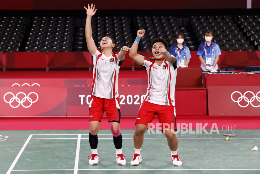 Apriyani Rahayu (kanan) dan Greysia Polii (kiri) dari Indonesia menari saat mereka merayakan setelah memenangkan pertandingan Medali Emas Ganda Putri melawan Chen Qing Chen dan Jia Yi Fan dari China di Olimpiade Tokyo 2020 di Musashino Forest Sports Plaza di Chofu , Tokyo, Jepang, 02 Agustus 2021.