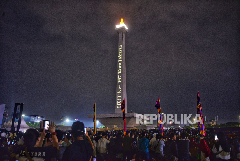 Monas di malam hari.