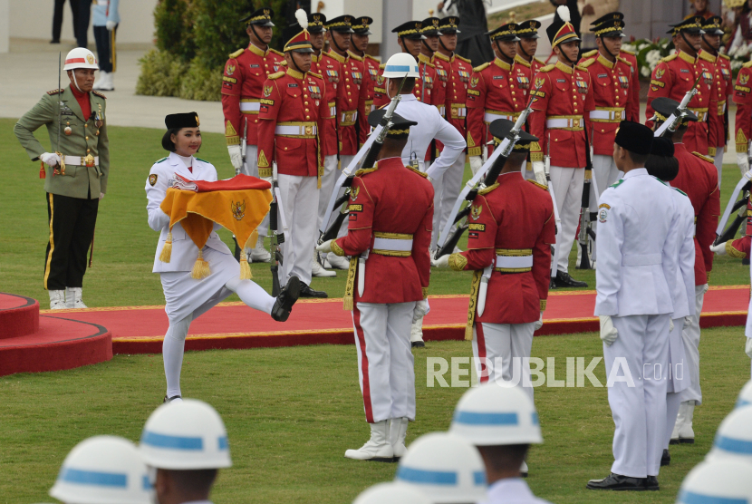 Anggota Paskibraka 2024 asal Kalimantan Timur Livenia Evelyn Kurniawan membawa duplikat Bendera Pusaka dalam upacara di lapangan upacara Istana Negara IKN, Kalimantan Timur, Sabtu (17/8/2024).