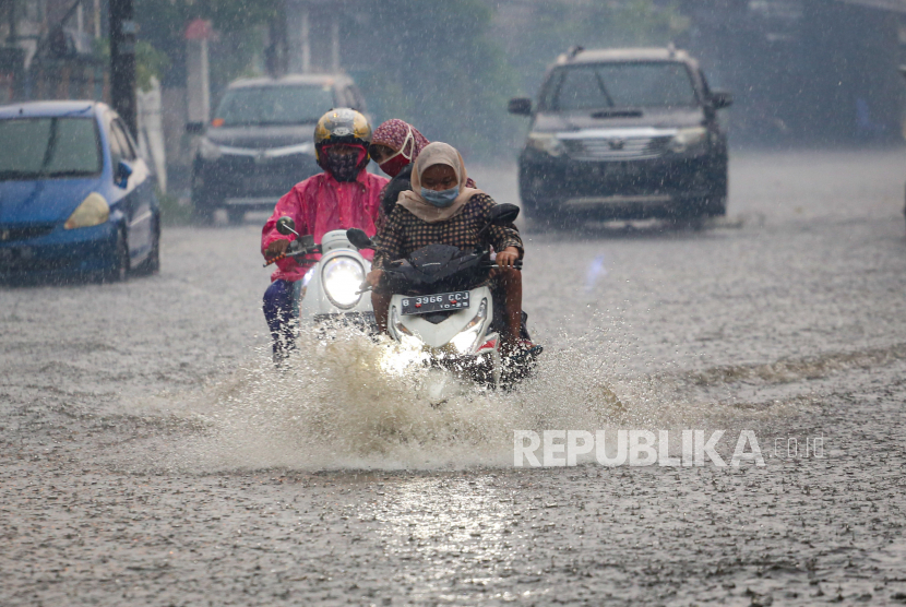 Pengendara melintas di genangan air di Kelapa Dua, Kabupaten Tangerang, Banten, Rabu (4/11/2020). Pemerintah Kabupaten Tangerang berencana memperbaiki drainase di berbagai titik rawan banjir di Kabupaten Tangerang. 