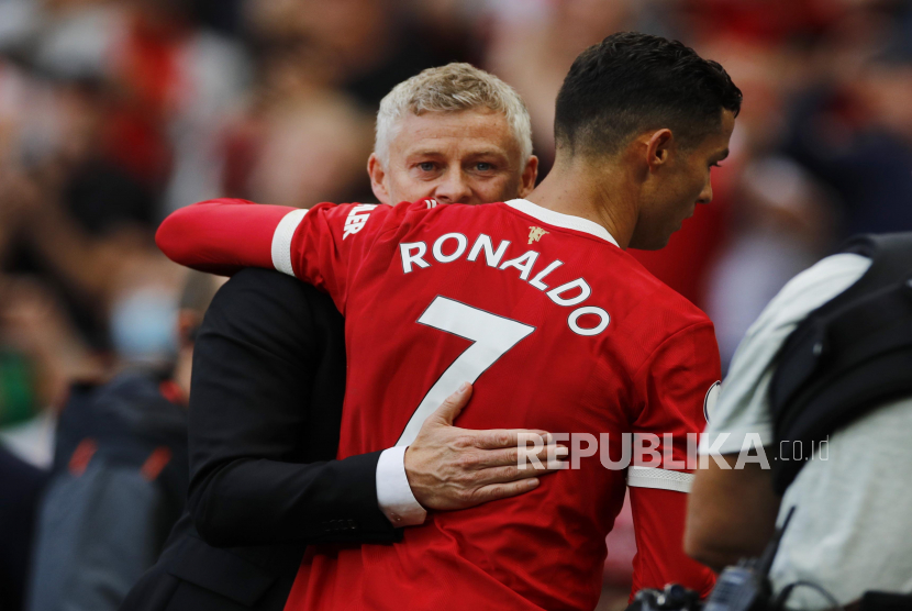 Cristiano Ronaldo dan manajer Manchester United Ole Gunnar Solskjaer merayakan setelah pertandingan.