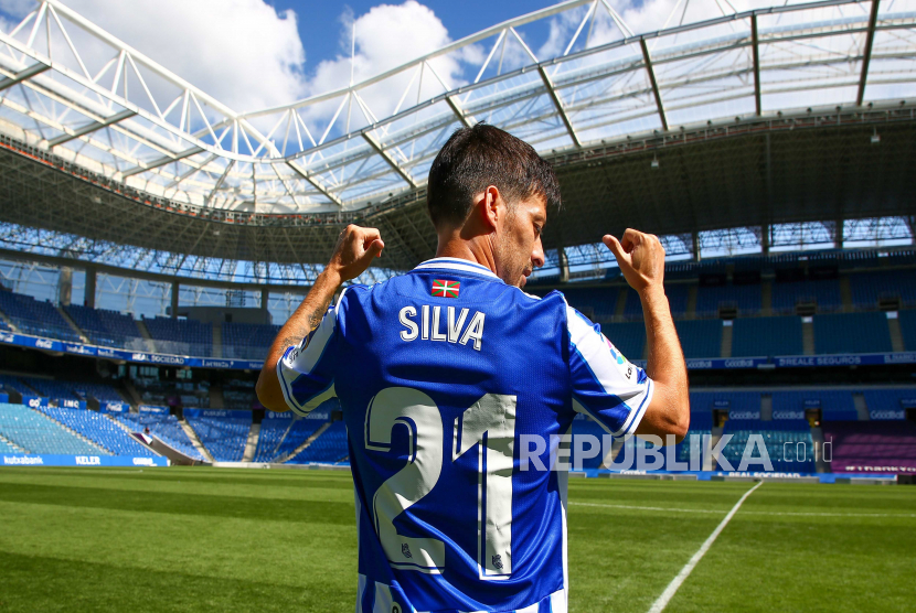 Gambar selebaran yang disediakan oleh Real Sociedad menunjukkan gelandang Spanyol David Silva selama presentasinya sebagai pemain baru tim, di San Sebastian, Spanyol utara, 31 Agustus 2020.