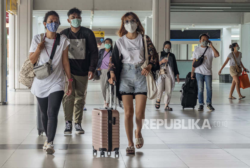 Wisatawan memakai masker saat tiba di Bandara Ngurah Rai di Bali, Indonesia, 05 Januari 2022.