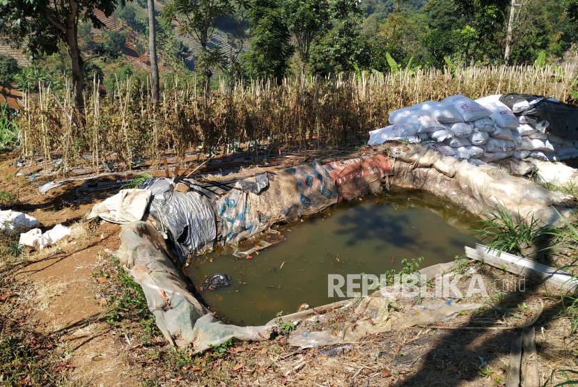 Sebuah bak penampungan air dipersiapkan petani di perbukitan daerah Mekarwangi, Lembang, Kabupaten Bandung Barat. Petani sayuran di Lembang, Jawa Barat mengalami gagal panen akibat kemarau.