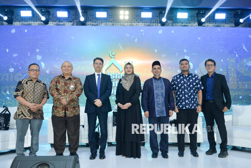 Direktur Republika Nur Hasan Murtiaji, Deputi Direktur Bisnis Digital dan Pusat Data Ekonomi Syariah KNEKS, Dedi Wibowo, Country Economist IsDB Regional Hub Indonesia Ali Mansour Fallahi, SVP ESG PT Bank Syariah Indonesia Rima Dwi Permatasari, Professor INCEIF University, Malaysia, Mohamad Akram Laldin, Direktur Operasional Republika Rangga Danu Prasetyo dan Pemimpin Redaksi Republika Andi Muhyiddin (kiri-kanan) berfoto bersama saat acara Islamic Finance Dialogue di Jakarta, Senin (26/5/2025).